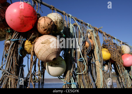 Angelausrüstung wie Seile, Bojen und Hummer Töpfe Austrocknen in der Sonne im Hafen von Sennen, Cornwall, UK Stockfoto