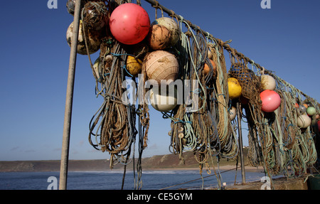 Angelausrüstung wie Seile, Bojen und Hummer Töpfe Austrocknen in der Sonne im Hafen von Sennen, Cornwall, UK Stockfoto