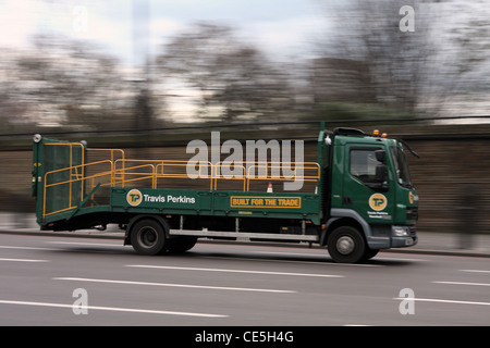 Travis Perkins LKW Reisen entlang einer Straße in London Stockfoto