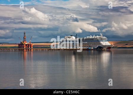 Cruise Liner AIDAluna & Bohrinseln im Cromarty Firth, Ross & Cromarty, Schottland Stockfoto