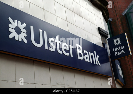 Ulster Bank Zeichen, Royal Bank of Scotland Logo, Navy blau-weißen corporate Zeichen. Auf cremefarbenen Fliesen Stockfoto