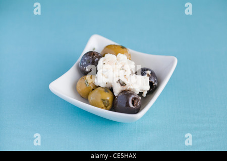 Schwarze und grüne Oliven mit Feta-Käse Stockfoto