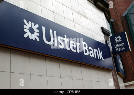 Ulster Bank Zeichen, Royal Bank of Scotland Logo, Navy blau-weißen corporate Zeichen. Auf cremefarbenen Fliesen Stockfoto