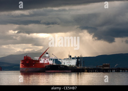 Öltanker und brütende Himmel auf dem Cromarty Firth, Ross & Cromarty, Schottland Stockfoto