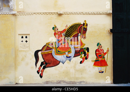 bemalte Wand auf Bagor Ki Haveli; Udaipur; Rajasthan; Indien Stockfoto