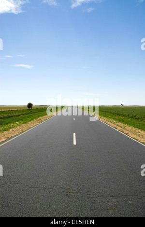 Eine einsame flache Landstraße in South Western New South Wales, Australien Stockfoto