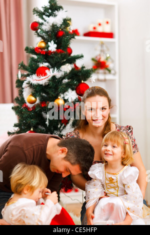 Eltern mit zwei Töchtern viel Zeit in der Nähe von Christmas tree Stockfoto