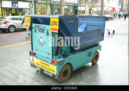 Bradshaw elektrische PC40 Fußgänger gesteuerten Allradantrieb Reinigung Fahrzeug, Belfast City Council mini Müllwagen, Müll "Recy Stockfoto