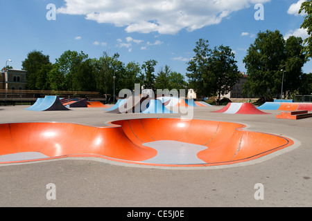 Leere Skatepark mit bunten Rampen im sonnigen Tag Stockfoto