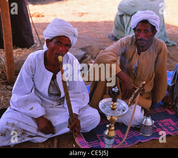 Zwei lokale Männer Rauchen einer Shisha-Pfeifen, Assuan, Ägypten, Stockfoto