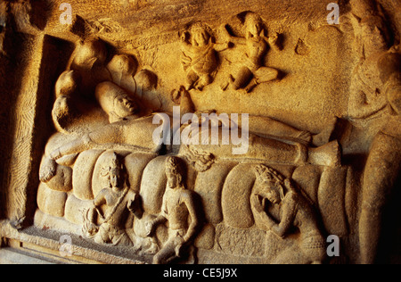 Skulptur Herr Vishnu liegend auf seiner Schlangencouch in der Höhle bei Mahishasuramardini Mandapam; Mahabalipuram Tamil Nadu; Indien; Asien; Indisch; Asiatisch Stockfoto