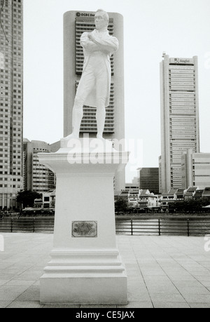 Britisches kolonialen Sir Stamford Raffles Statue in Central Business District in Singapur im Fernen Osten Südostasien. Kunst Geschichte historische Reisen Stockfoto