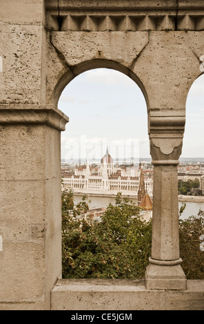 Ansicht des Parlaments (Orszaghaz) durch die Wälle der Fischerbastei (Halaszbastya), Budapest, Ungarn. Stockfoto