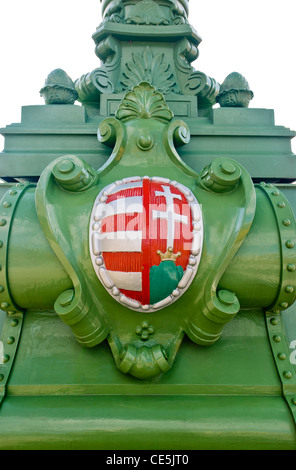 Freiheitsbrücke oder Freiheitsbrücke mit ungarischen Wappen (Szabadsag hid), Budapest, Ungarn. Stockfoto