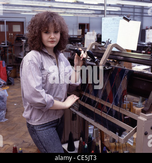 Eine Frau, die arbeitet auf einer Strickmaschine an der Corgi Strumpfwaren Fabrik Ammanford South Wales UK KATHY DEWITT Stockfoto