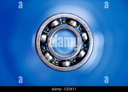 ein Kugellager auf blauem Hintergrund Stockfoto