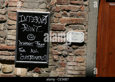 kostenlose Wifi Internet Anmeldung außerhalb der Café-Bar-Restaurant in der Toskana Italien Stockfoto