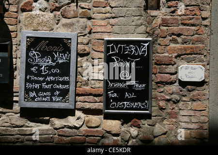 kostenlose Wifi Internet Anmeldung außerhalb der Café-Bar-Restaurant in der Toskana Italien Stockfoto