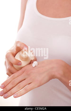 Frau eine Flasche auf ihre Hand Moisturizer Auspumpen Stockfoto