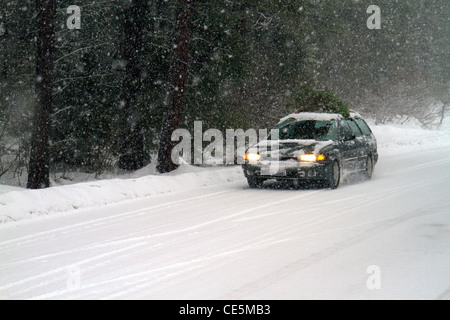 Winter, fahren im Schnee und Eis in Sitten Creek in Boise County, Idaho, USA. Stockfoto