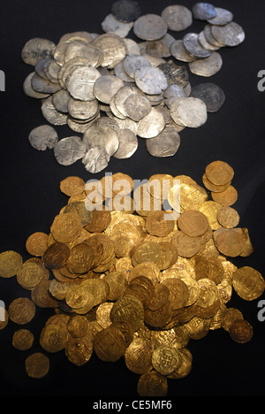 Gold- und Silbermünzen aus dem Wrack der "Girona", die spanische Armada, Ulster Museum, Belfast, Nord Irland, UK, Europa. Stockfoto