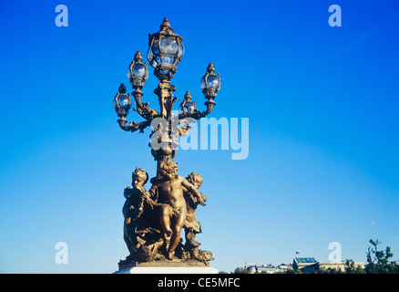 Statuen und Kandelaber auf Brücke Alexander III, Paris, Frankreich Stockfoto