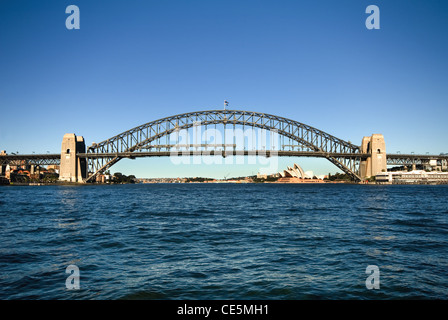 Die Sydney Harbour Bridge, Sydney, New South Wales, Australien.  Das Sydney Opera House in der Ferne zu sehen. Stockfoto