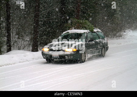 Winter, fahren im Schnee und Eis in Sitten Creek in Boise County, Idaho, USA. Stockfoto