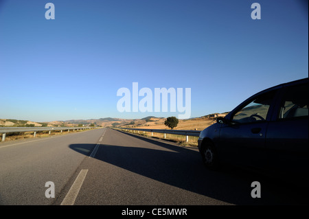 Italien, Basilikata, Landschaft, Sauro-Tal, Auto parkt am Straßenrand Stockfoto