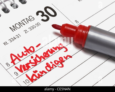 Ein Kalender zeigt Montag, 30. November. Die Elemente abbrechen Kfz-Versicherung ist im Kalender mit deutschen Wörtern geschrieben. Stockfoto