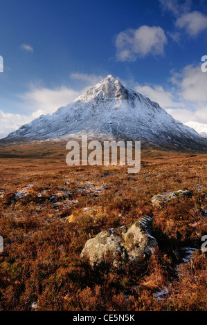 Felsen in Glencoe mit Schnee bedeckt Höhepunkt des Stob Dearg auf Buachaille Etive Mor im Hintergrund, Schottisches Hochland, Schottland Stockfoto