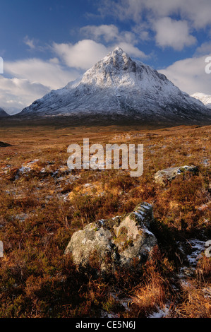 Felsen in Glencoe mit Schnee bedeckt Höhepunkt des Stob Dearg auf Buachaille Etive Mor im Hintergrund, Schottisches Hochland, Schottland Stockfoto