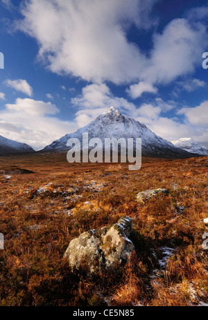 Felsen in Glencoe mit Schnee bedeckt Höhepunkt des Stob Dearg auf Buachaille Etive Mor im Hintergrund, Schottisches Hochland, Schottland Stockfoto