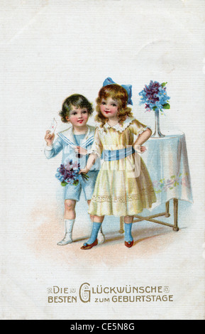 Deutsche Postkarte Gruß, "Herzlichen Glückwunsch zum Geburtstag!", zeigt einen jungen und ein Mädchen mit Blumen, ca. 1916 Stockfoto