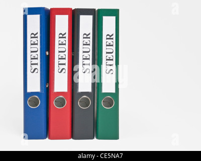 Vier Bunte, Stehende Ordner Beschriftet Mit "Steuer" | vier farbige Dateien aufrecht mit dem deutschen Label "Steuer'(Tax) Stockfoto
