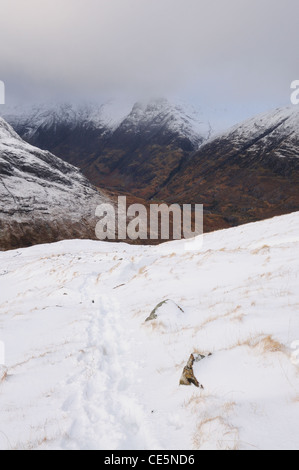 Blick auf den Pass von Glencoe von Buachaille Etive Beag im Winter in den schottischen Highlands Stockfoto