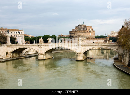 Die Ponte Vittorio Emanuele II über den Tiber, Rom, Italien.  Das Castel Sant' Angelo im Hintergrund zu sehen Stockfoto