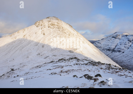 Schneebedeckte Stob Coire Raineach auf Buachaille Etive Beag in Glencoe, Schottisches Hochland Stockfoto