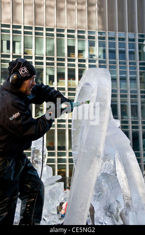 Eiskünstler bei der Arbeit mit Meißel Eis Sculpting Festival Canary Wharf London England Europa Stockfoto