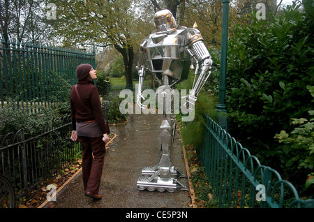 Ein 7 Fuß hoch-Roboter wurde heute im Pavillon Gärten Brighton für ein Handwerk Messe UK für Aufsehen Stockfoto