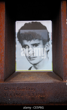 BERLIN, DEUTSCHLAND. Fotografische Denkmal für Chris Gueffroy, die letzte Person, die getötet werden versuchen, die Berliner Mauer 1989 zu überqueren. Stockfoto