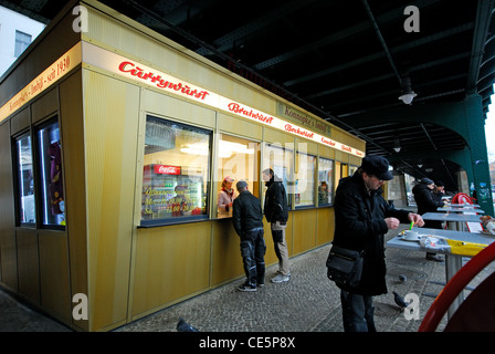 BERLIN, DEUTSCHLAND. Konnopke Imbiss, einem beliebten Currywurst stand im Prenzlauer Berg. 2012. Stockfoto