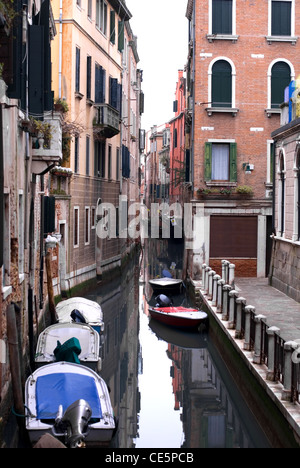 Boote, auf einem Kanal in Venedig, Italien Stockfoto