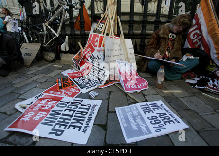 Besetzen Sie Demonstranten versammeln sich vor Saint-Paul Kathedrale, London in der Nähe der London Stock Exchange am 15. Oktober 2011 Stockfoto