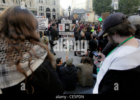 Besetzen Sie Demonstranten versammeln sich vor Saint-Paul Kathedrale, London in der Nähe der London Stock Exchange am 15. Oktober 2011 Stockfoto