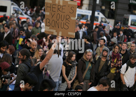 Besetzen Sie Demonstranten versammeln sich vor Saint-Paul Kathedrale, London in der Nähe der London Stock Exchange am 15. Oktober 2011 Stockfoto