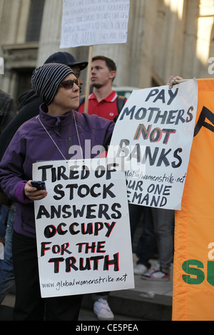 Besetzen Sie Demonstranten versammeln sich vor Saint-Paul Kathedrale, London in der Nähe der London Stock Exchange am 15. Oktober 2011 Stockfoto