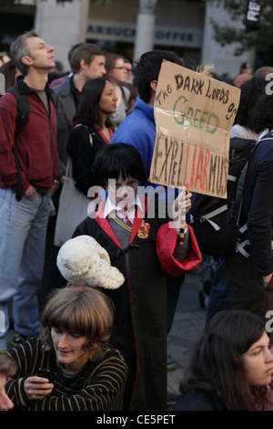 Besetzen Sie Demonstranten versammeln sich vor Saint-Paul Kathedrale, London in der Nähe der London Stock Exchange am 15. Oktober 2011 Stockfoto