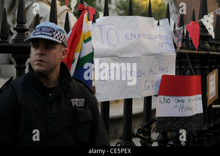 Besetzen Sie Demonstranten versammeln sich vor Saint-Paul Kathedrale, London in der Nähe der London Stock Exchange am 15. Oktober 2011 Stockfoto