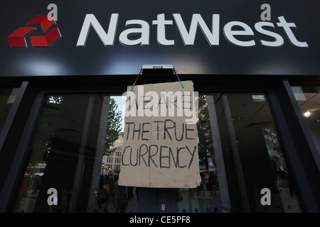 Besetzen Sie Demonstranten versammeln sich vor Saint-Paul Kathedrale, London in der Nähe der London Stock Exchange am 15. Oktober 2011 Stockfoto